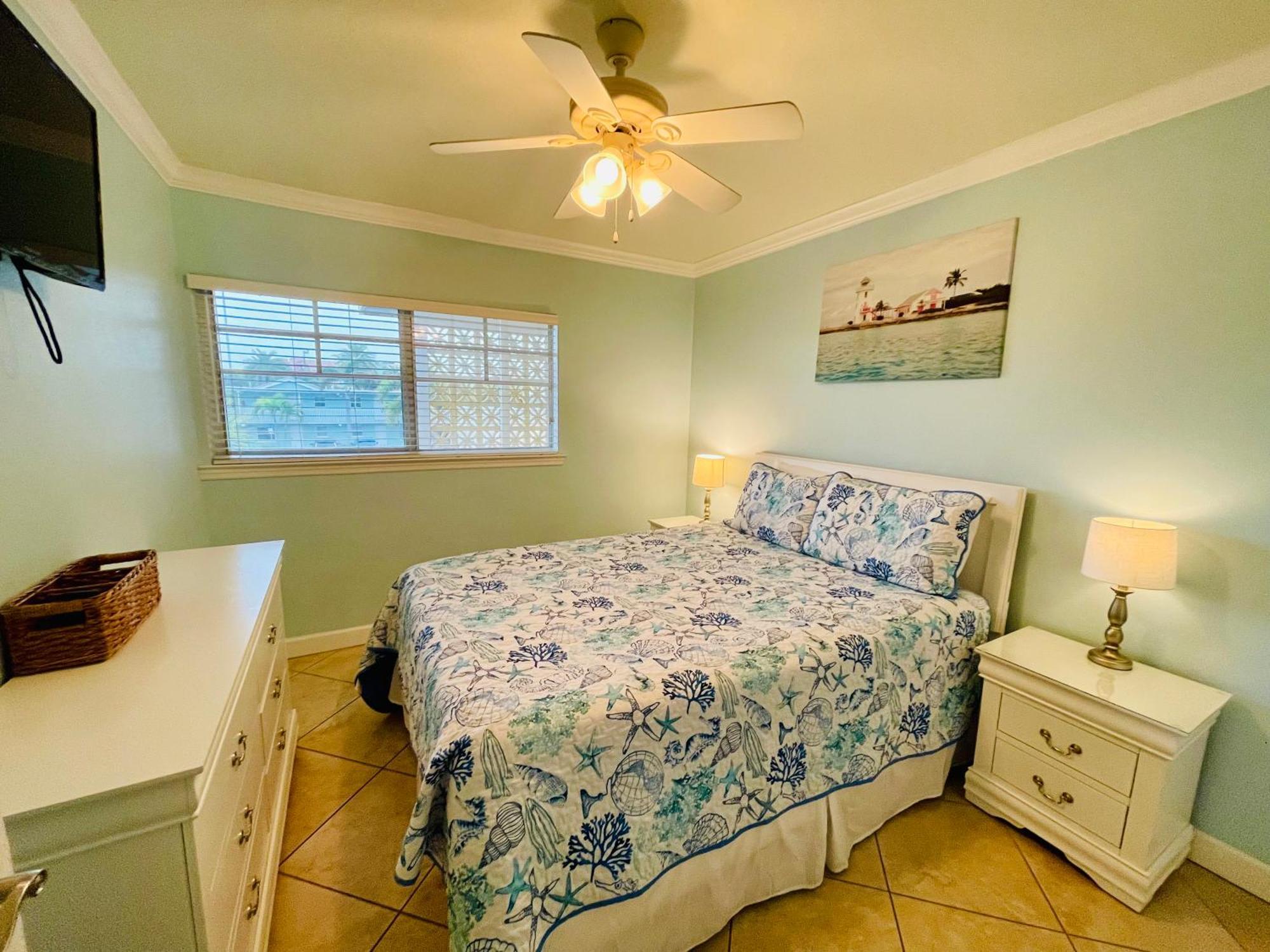 Gulf Coast Gem Private Condo - 2Bed, 1Bath, Sleeps 6, Across The Street From Beach & Gulf, Game Room, Pool Клеруотер-Бич Экстерьер фото