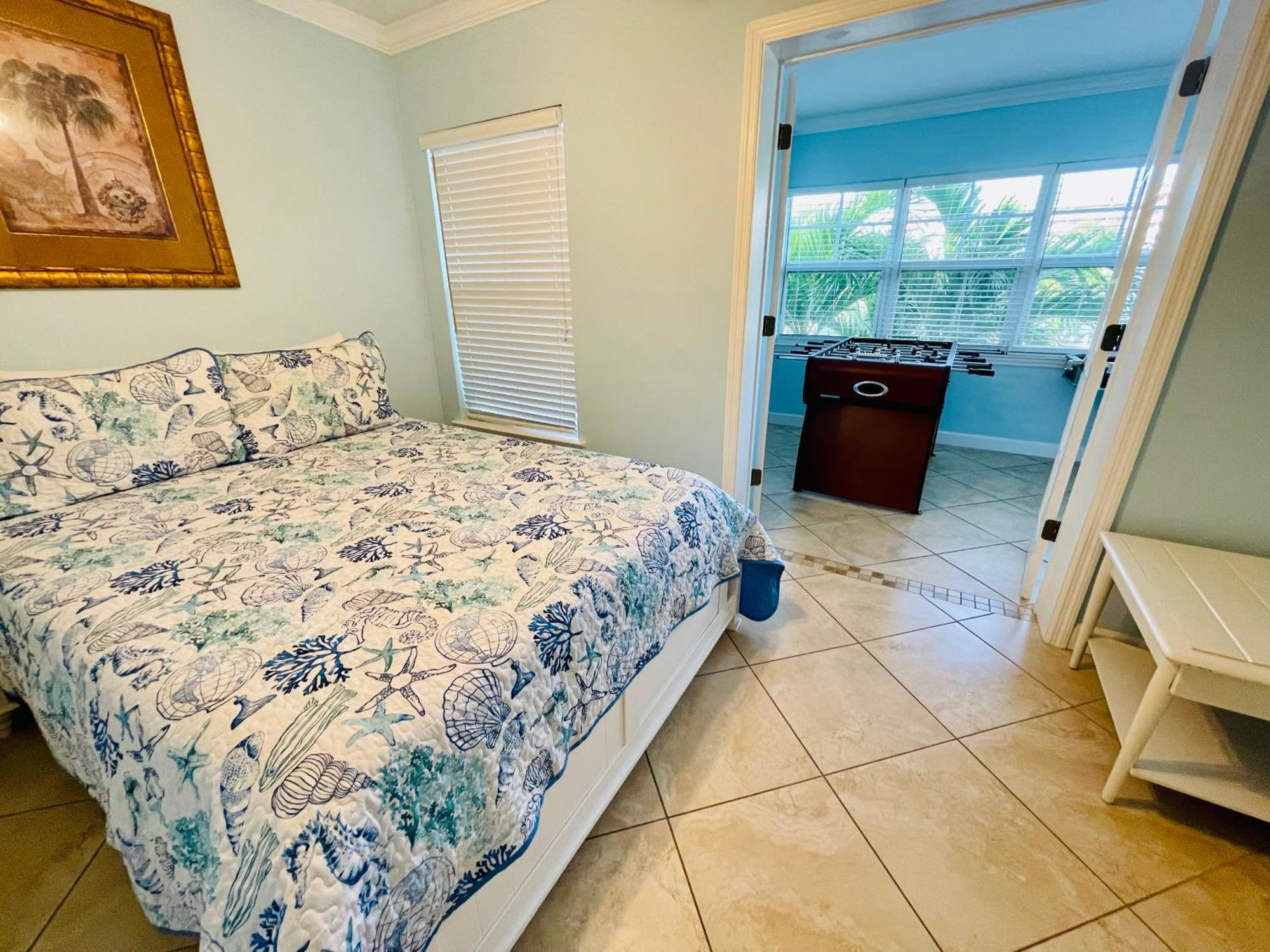 Gulf Coast Gem Private Condo - 2Bed, 1Bath, Sleeps 6, Across The Street From Beach & Gulf, Game Room, Pool Клеруотер-Бич Экстерьер фото
